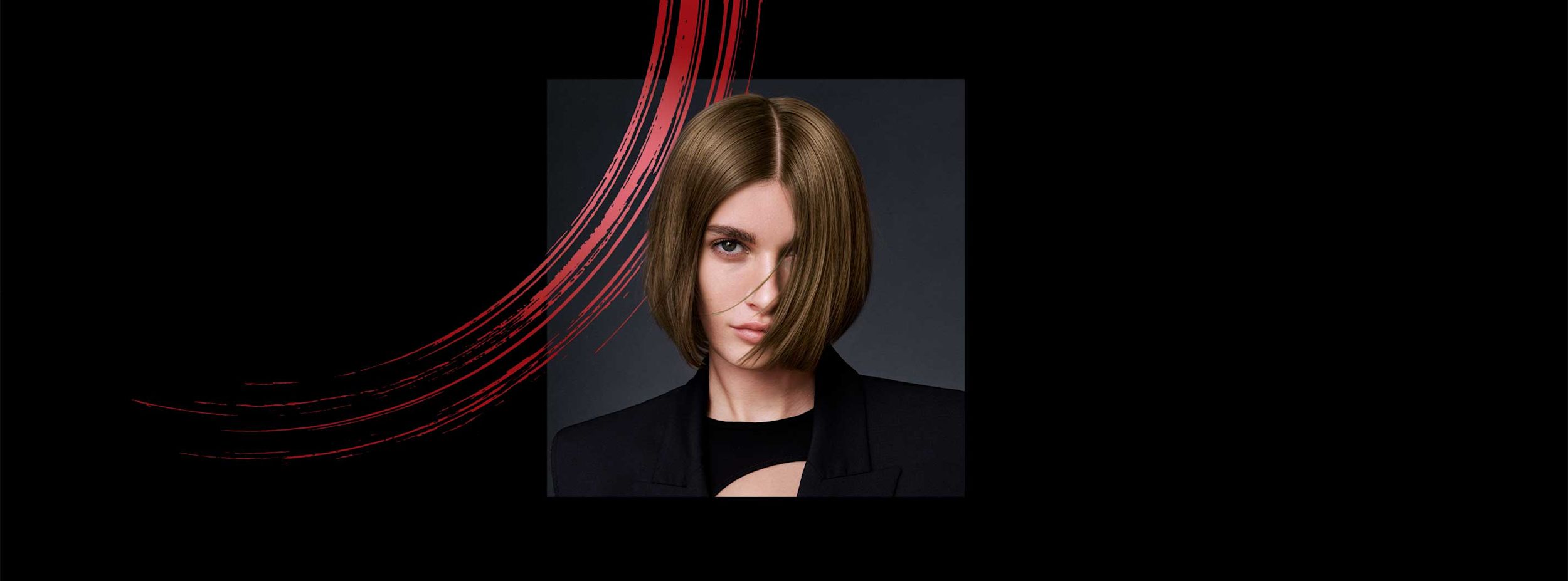Kvinna med rakt, axellångt brunt hår och mittbena bär svart kavaj, poserar mot mörk bakgrund med röda penseldrag.