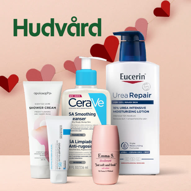 Fem hudvårdsprodukter inklusive shower cream, rengöringslotion, fuktgivande lotion och deodorant arrangerade framför en bakgrund med hjärtdekorationer och texten "Hudvård".