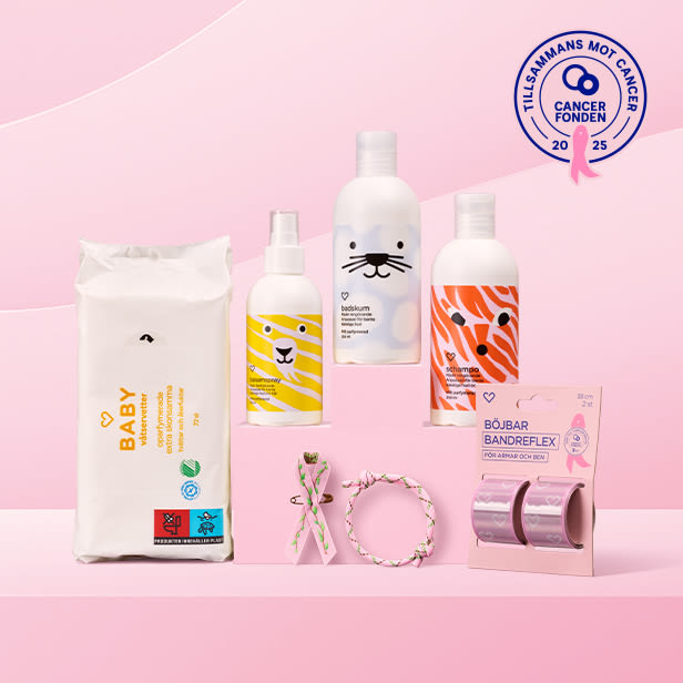 Babyvåtservetter, spray, badskum och schampo med djurmönster samt rosa band och flexibla armband mot cancer på rosa bakgrund.
