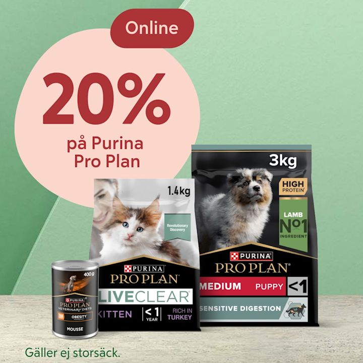 Tre Purina Pro Plan produkter för katt och hund står på ett bord med text som erbjuder 20 procent rabatt online och noterar att erbjudandet inte gäller storsäckar.