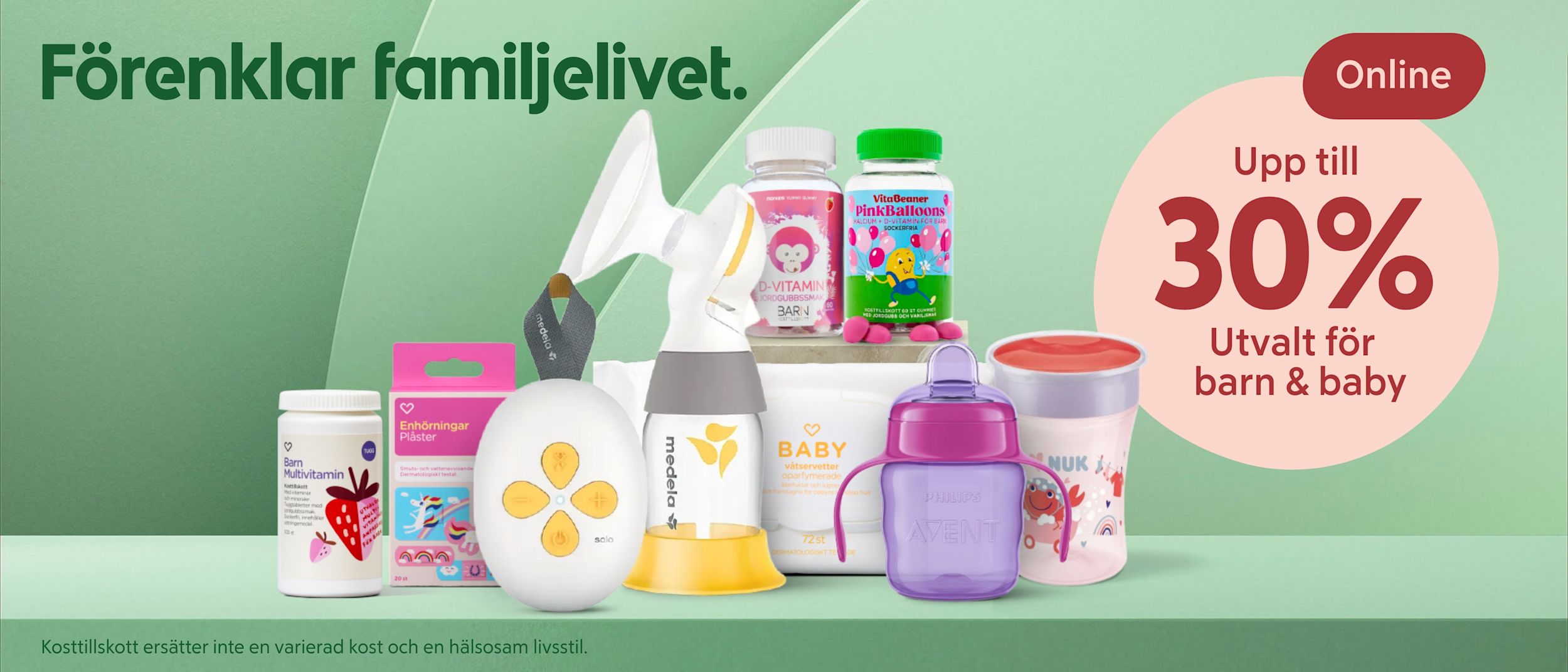 Flera barn- och babyprodukter som vitaminer, plåster, bröstpump, våtservetter och nappflaskor visas mot en grön bakgrund med texten "Förenklar familjelivet" och erbjudande om upp till 30% rabatt online.