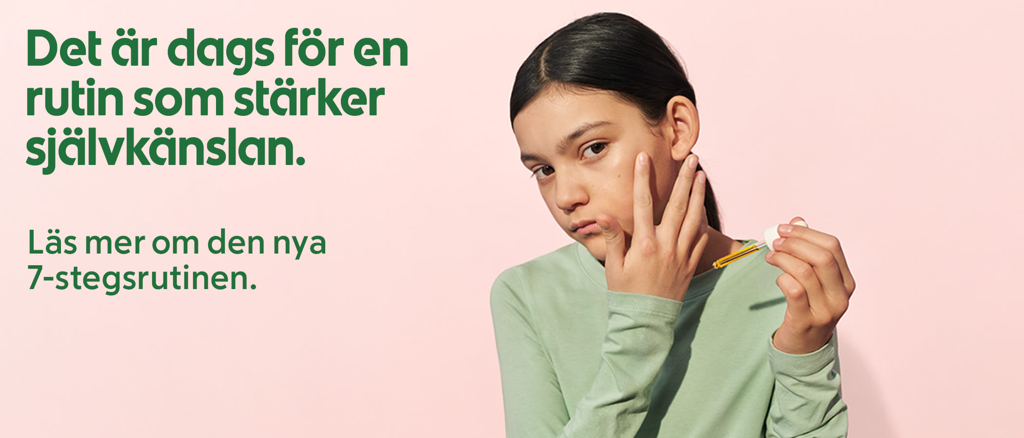 Ung kvinna applicerar ansiktsserum med pipett mot ljusrosa bakgrund och text om en ny 7-stegs hudvårdsrutin.