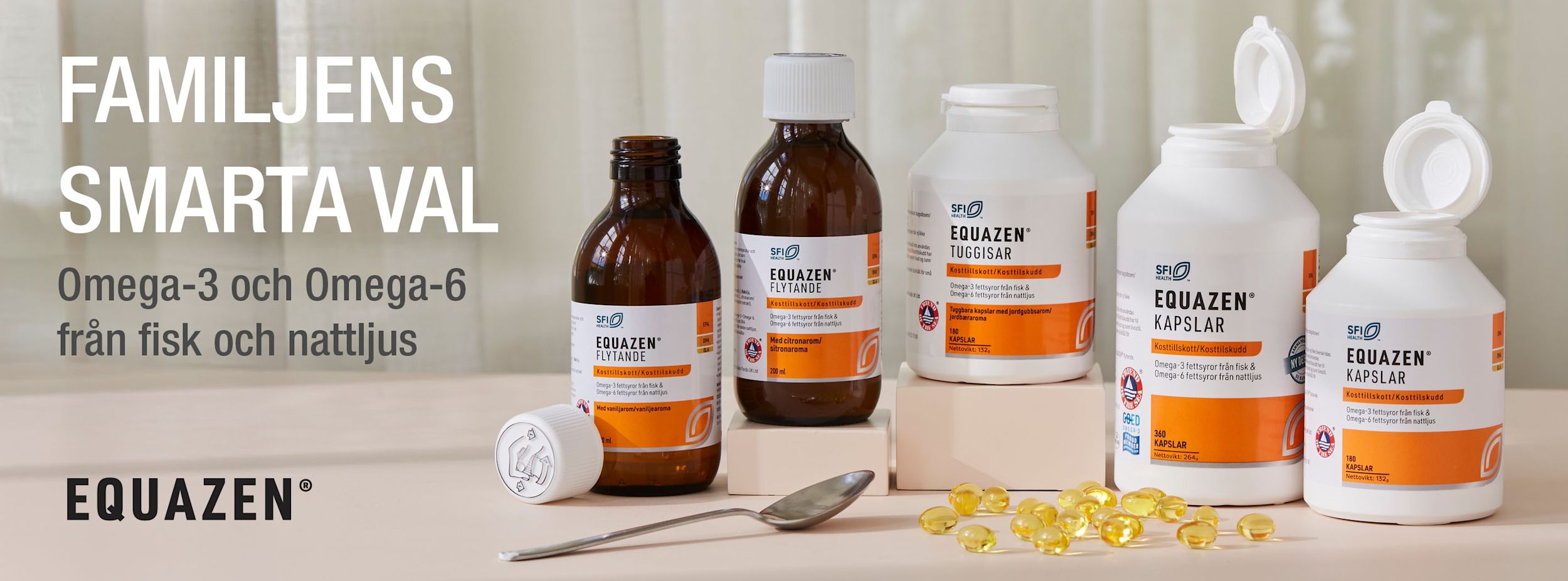 Flera Equazen kosttillskottflaskor och burkar med omega-3 och omega-6 står på ett bord, omgivna av kapslar och en sked. Text: "Familjens smarta val. Omega-3 och Omega-6 från fisk och nattljus."