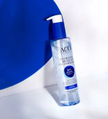 ACO Hydrating Micellar Cleanser mot en vit och blå bakgrund.