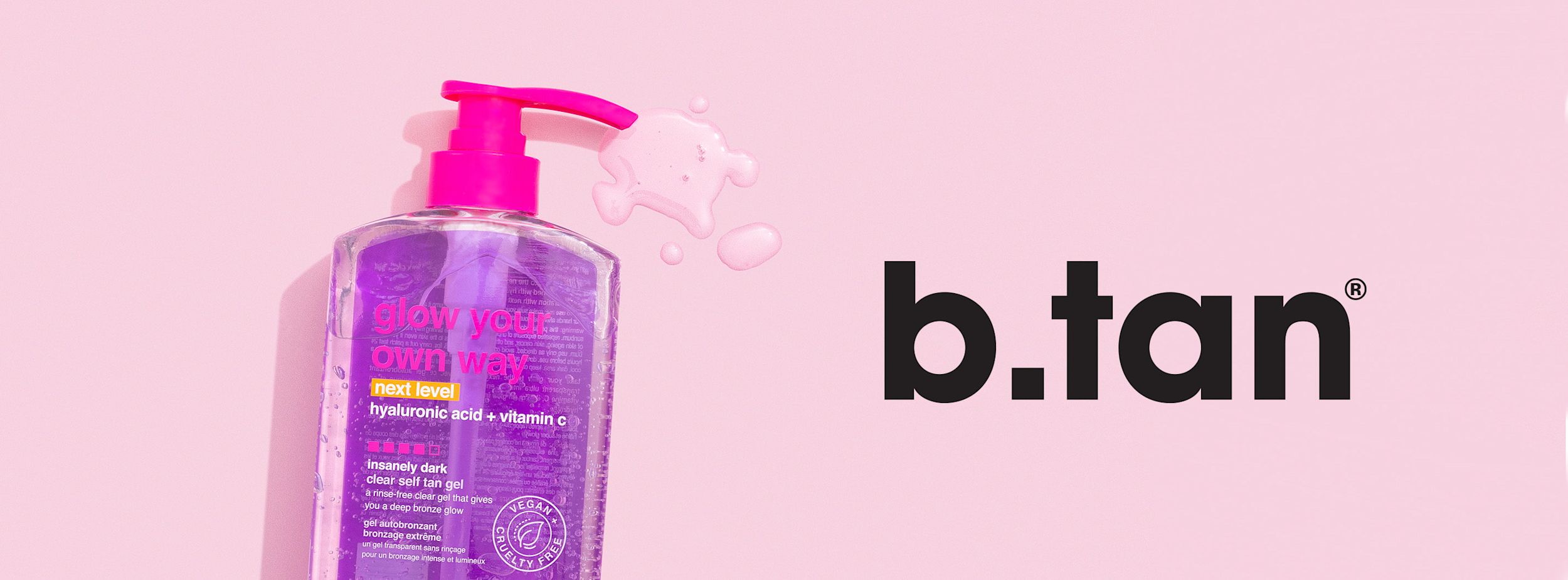 Flaska med rosa pump med texten "glow your own way" och "b.tan" logotyp mot ljusrosa bakgrund.