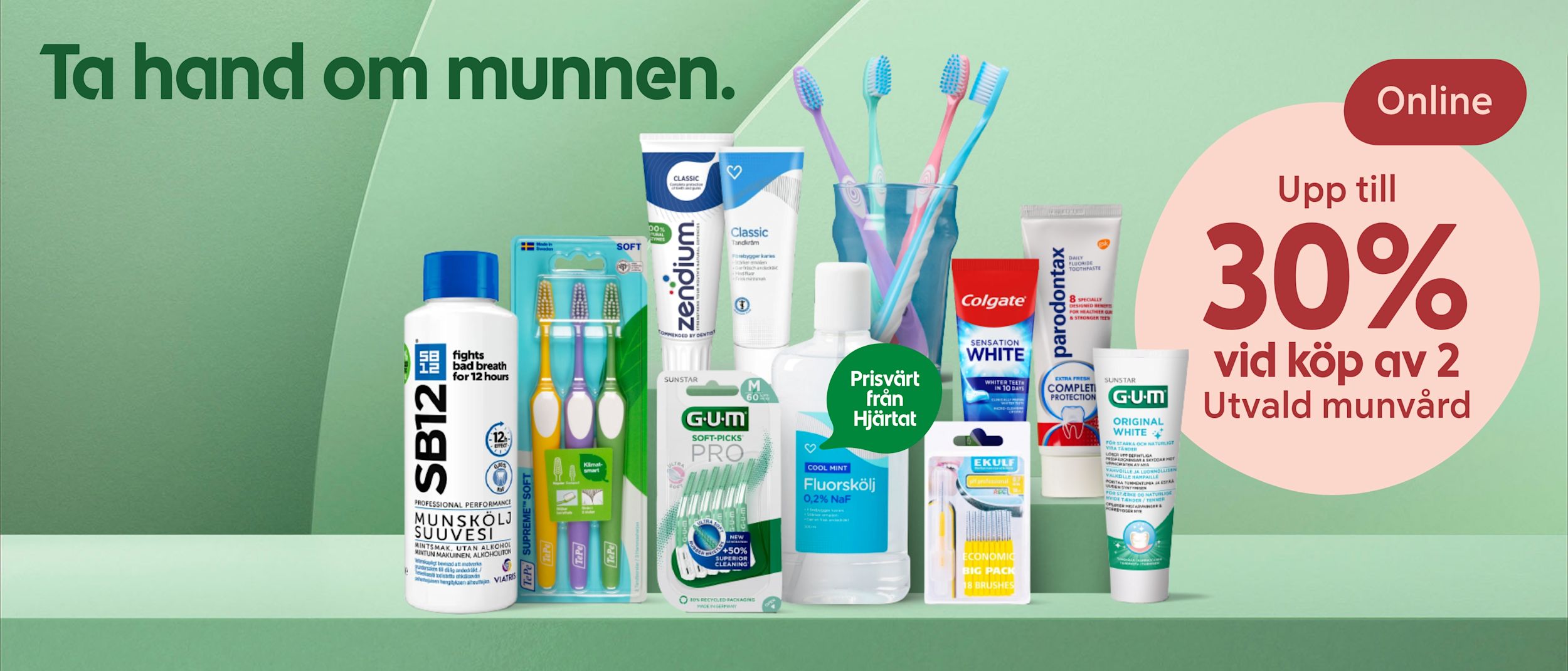 Flaskor och förpackningar med munvårdsprodukter som tandborstar, tandkräm och munskölj står uppradade mot en grön bakgrund med text om upp till 30% rabatt vid köp av två munvårdsprodukter online.