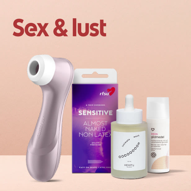 Sexleksak, kondomförpackning, intimtvätt och intimgel placerade på en ljus yta med texten "Sex & lust" på beige bakgrund.