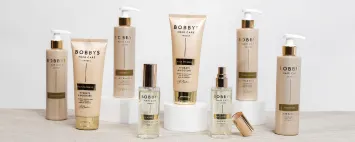 Produkter från Bobbys Hydrate & Moisture serie står uppradade på ett bord.