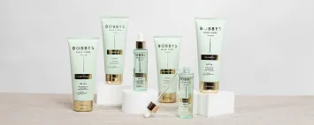 Produkter från Bobbys Detox serie står upprdade på ett bord.
