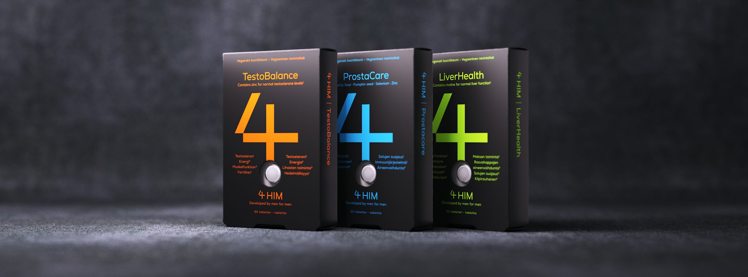 Tre svarta förpackningar av kosttillskott 4HIM med namnen TestoBalance, ProstaCare och LiverHealth står på rad mot mörk bakgrund.