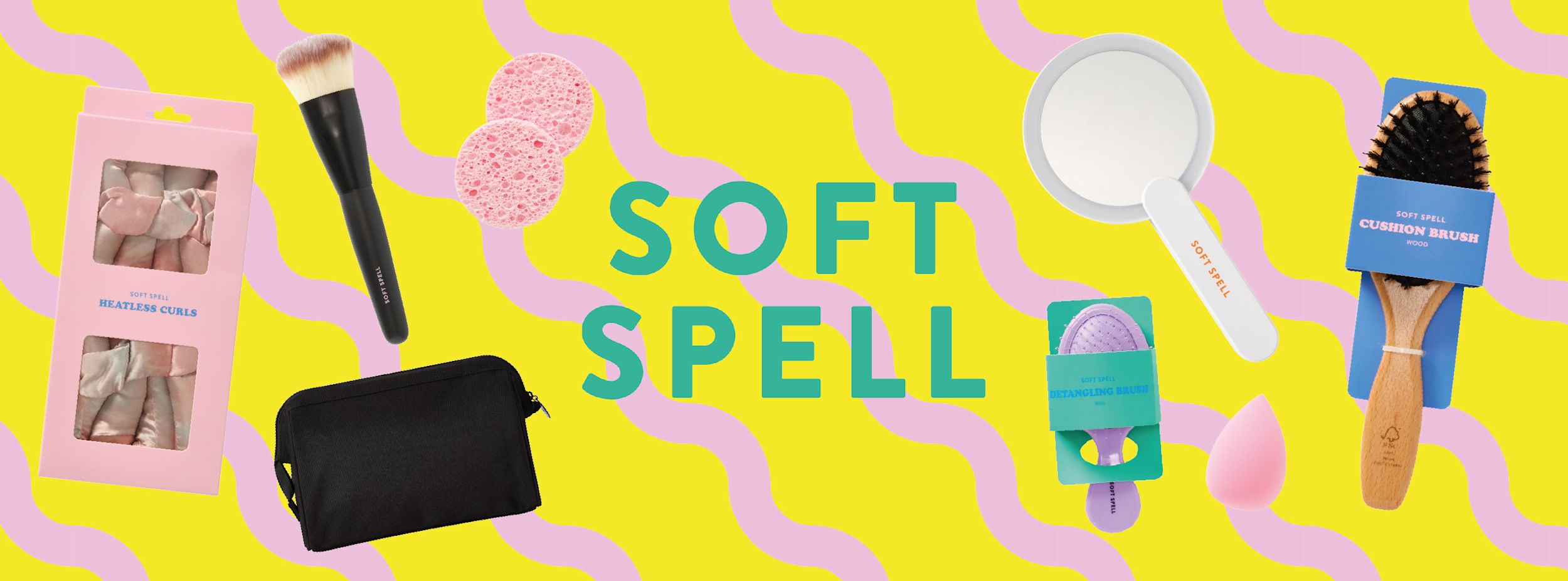 Olika skönhetsprodukter, inklusive borstar, spegel, sminksvamp, värmelösa lockar och necessär, visas mot gul bakgrund med texten "SOFT SPELL".