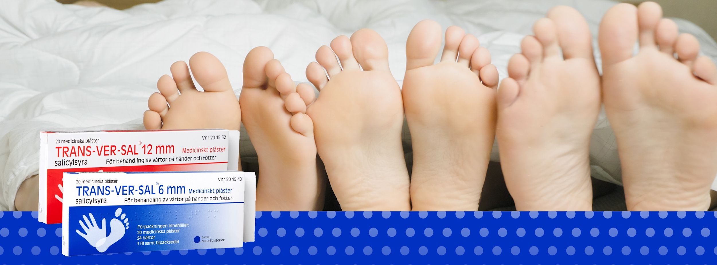 Fyra par fötter ligger bredvid varandra i en säng, framför två förpackningar TRANS-VER-SAL medicinska plåster mot vårtor.