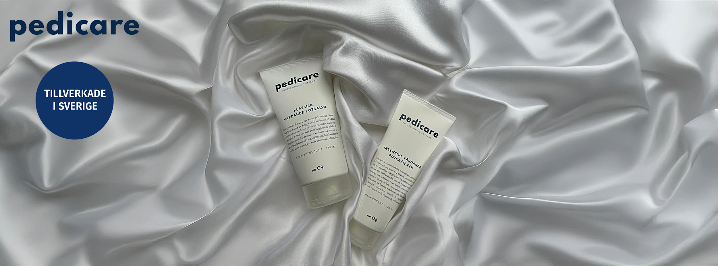 Två tuber Pedicare fotvårdskräm ligger på vit siden, med texten "Tillverkade i Sverige" i en blå cirkel.