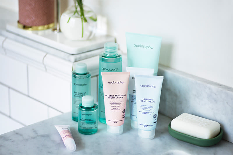 I badrummet står flera produkter från Apoket Hjärtats serie Apolosophy Face uppradade bredvid handfatet. 
