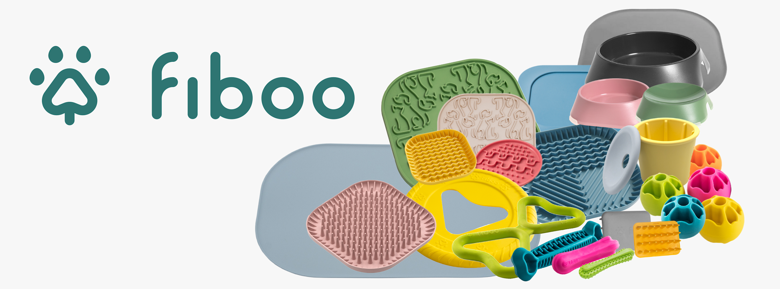 Logo: fiboo med tassavtryck och färgglada husdjursprodukter som matskålar, slickmattor och leksaker i olika former och färger.