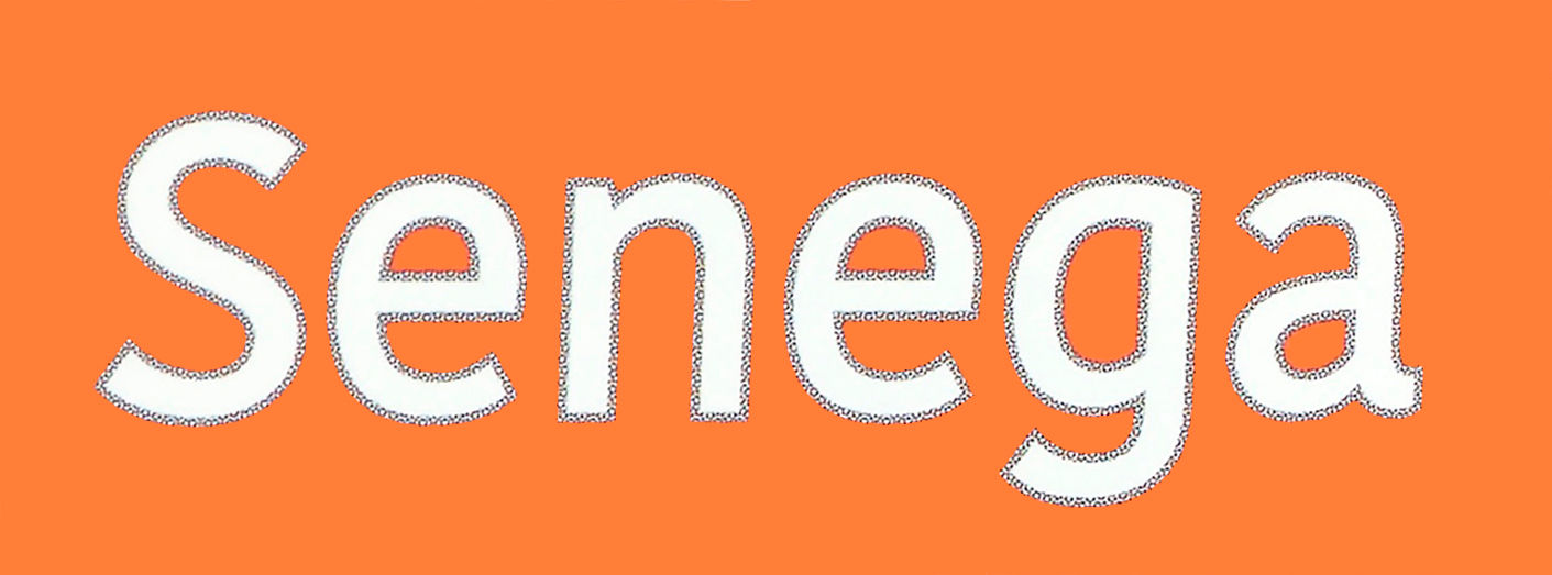 Texten "Senega" i stora vita bokstäver med svart kant på orange bakgrund.