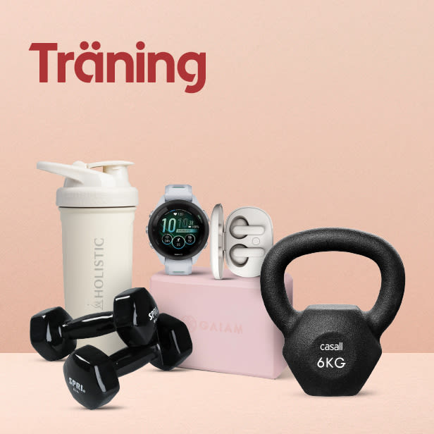Vattenflaska, smartklocka, trådlösa hörlurar, två hantlar och en kettlebell på en ljus bakgrund med texten Träning.