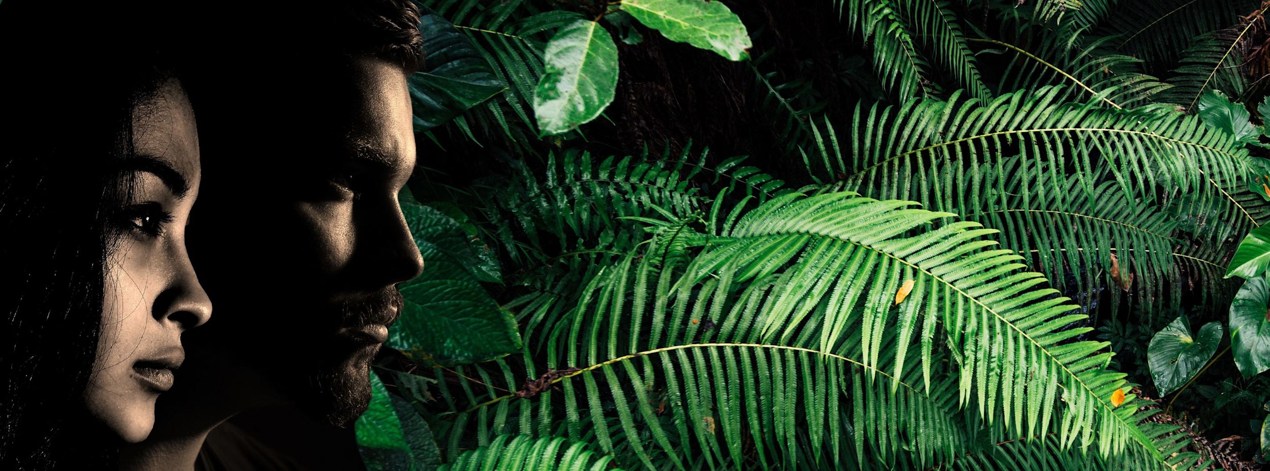 Två allvarliga ansikten i profil tittar mot höger, omgivna av frodiga gröna ormbunksblad i djungelmiljö.