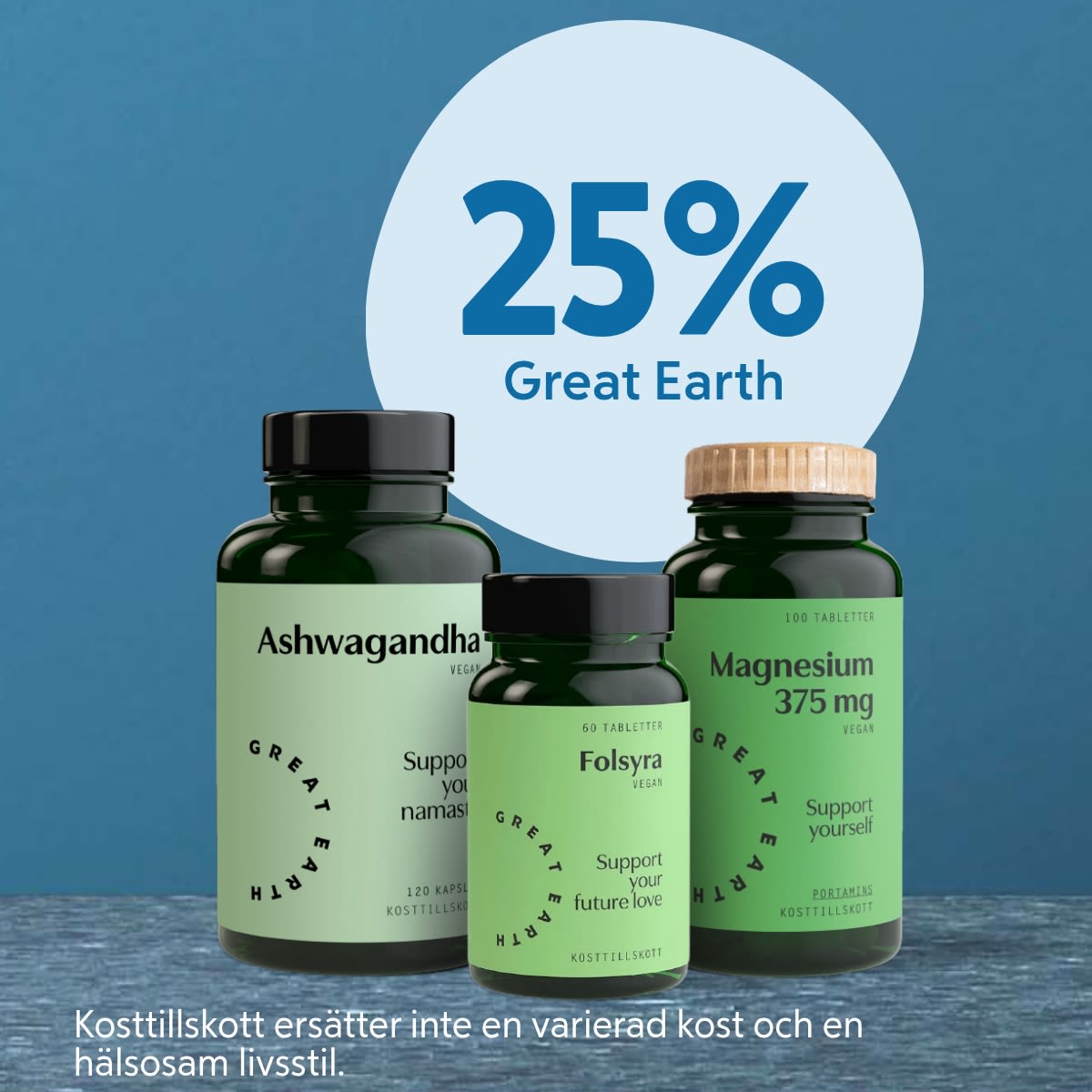Tre gröna kosttillskottsflaskor med etiketter för Ashwagandha, Folsyra och Magnesium står på ett bord med blå bakgrund och texten "25% Great Earth".